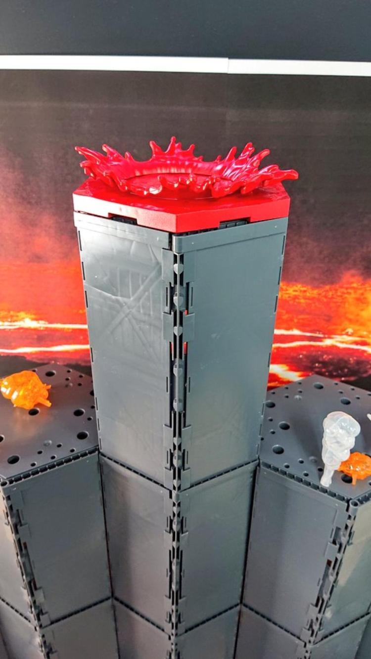 山頂からはマグマがふきだしているぞ!