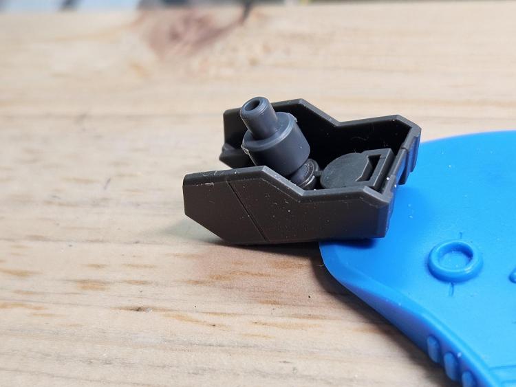 太股前面パーツ接続箇所