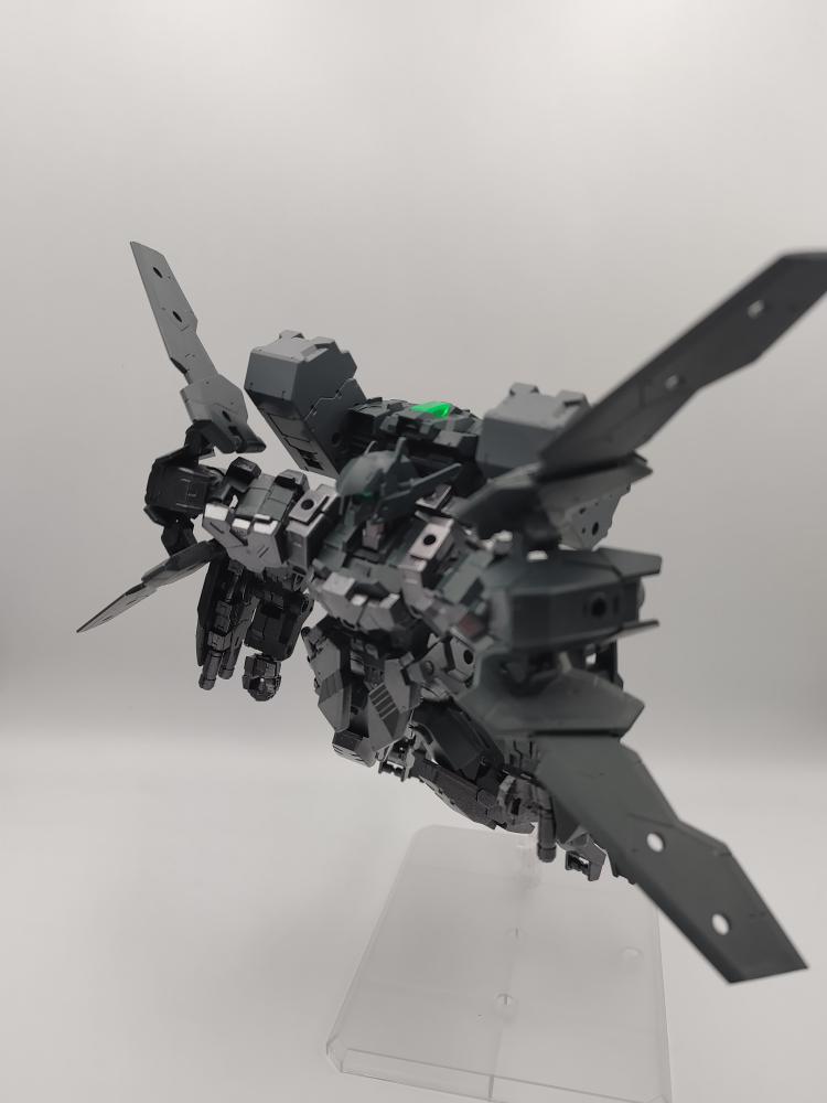 両肩のユニットは、飛行ユニットとして運用可能